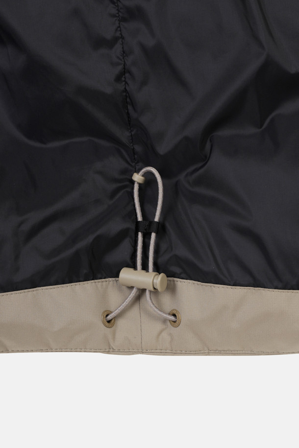 남성 퀼팅 다운 재킷은 겨울철 하이킹과 같은 아웃도어 활동에 적합한 보온성을 제공합니다. 방풍 기능과 경량 설계를 갖춰 활동성을 높였으며, 탈부착 가능한 후드가 있어 다양한 스타일 연출이 가능합니다. 레귤러 핏으로 제작되어 편안한 착용감을 선사하며, 폴리에스터, 나일론, 다운 소재를 사용하여 보온성을 극대화했습니다. 뛰어난 보온성과 더불어, 캐주얼, 고프코어, 미니멀 스타일을 모두 소화 가능하여 등산룩, 캠핑룩, 여행룩 등 다양한 TPO에 활용할 수 있습니다. 퀼팅 처리된 디자인은 세련된 느낌을 더하며, 리사이클 소재를 사용하여 친환경적인 가치를 더했습니다.
