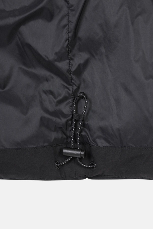 남성용 퀼팅 다운 재킷은 겨울철 하이킹, 캠핑, 출근룩 등 다양한 TPO에 활용 가능한 아우터입니다. 보온성이 뛰어난 다운 충전재와 방풍 기능을 갖춰 추운 날씨에도 따뜻하고 쾌적하게 활동할 수 있습니다. 퀼팅 디자인과 레귤러핏으로 캐주얼, 스포티, 미니멀 스타일 모두 소화 가능하며, 탈부착 가능한 후드와 친환경 소재를 사용하여 실용성을 더했습니다. 긴 소매 기장과 두꺼운 두께감으로 겨울철 추위를 효과적으로 막아주며, 가볍고 편안한 착용감을 제공합니다. 폴리에스터와 나일론 혼방 소재로 제작되어 내구성이 뛰어나며 관리가 용이합니다.
