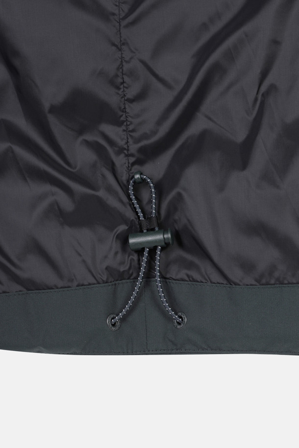 남성 퀼팅 다운 재킷은 겨울철 야외 활동을 위한 완벽한 선택입니다. 방풍 기능과 뛰어난 보온성으로 쾌적함을 유지하며, 가볍고 활동적인 경량 디자인을 자랑합니다. 등산, 캠핑, 여행 등 다양한 TPO에 활용 가능하며, 캐주얼, 고프코어, 미니멀 스타일을 모두 소화합니다. 탈부착 후드와 친환경 리사이클 소재를 사용하여 실용성과 지속 가능성을 더했습니다. 레귤러핏으로 편안한 착용감을 제공하며, 퀼팅 패턴이 돋보이는 디자인입니다.
