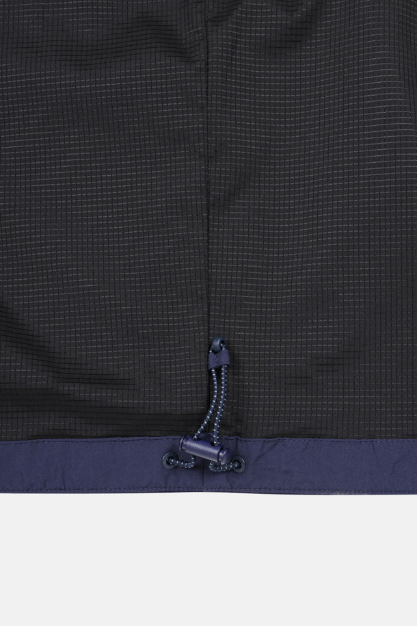 남성 고어텍스 2L 방수 재킷은 가을, 겨울철 하이킹, 여행, 캠핑 등 다양한 활동에 적합한 방수 재킷입니다. 네이비 컬러의 무지 디자인으로 스포티하고 미니멀한 스타일을 연출하며, 레귤러 핏으로 편안하게 착용 가능합니다. 고어텍스 소재를 사용하여 방수 및 투습 기능이 뛰어나 쾌적함을 유지하며, 후드 탈부착, 사이즈 조절 스트링, 밑단 스트링, 가슴 및 사이드 포켓 등 다양한 기능과 디테일로 실용성을 더했습니다. 얇은 두께감으로 활동성을 높였으며, 긴 소매 기장과 지퍼형 여밈 방식으로 간편하게 착용할 수 있습니다.
