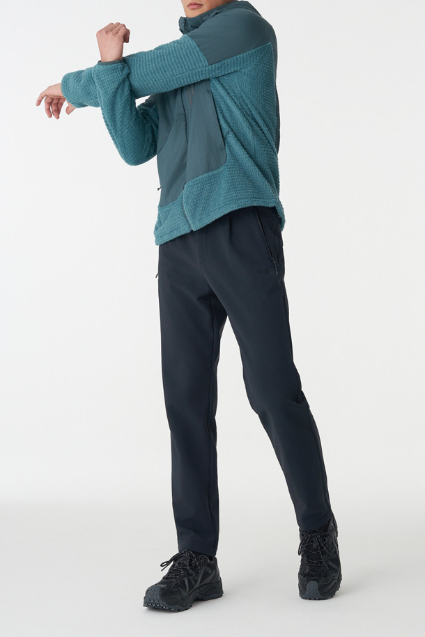 겨울철 하이킹을 위한 남성 윈드스토퍼 본딩 레귤러핏 팬츠입니다. 방풍, 보온, 발수, 투습 기능으로 쾌적한 착용감을 제공하며, 기모 안감으로 보온성을 높였습니다. 넉넉한 레귤러핏에 벨트 탈부착이 가능하며, 4개의 지퍼 포켓으로 수납성을 더했습니다. 3M 리플렉티브 프린트와 본딩 처리로 기능성과 스타일을 동시에 잡았으며, 등산룩, 캠핑룩, 고프코어 및 미니멀, 클래식 스타일 연출에 적합합니다.
