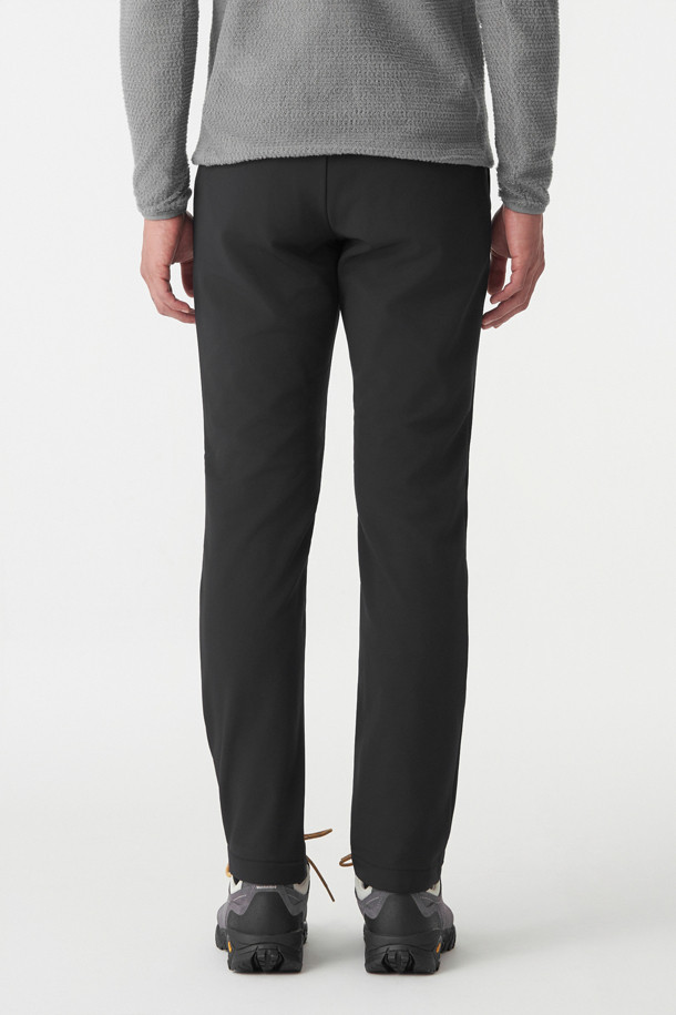 남성 노턱 스탠다드 본딩 슬림핏 팬츠는 겨울철 하이킹 및 캠핑룩에 적합한 스포티하고 미니멀한 스타일의 긴 기장 바지입니다. 발수 기능과 보온성을 갖춘 두꺼운 두께의 나일론, 폴리우레탄 혼방 소재로 제작되었으며, 기모 안감 처리가 되어 한겨울에도 따뜻하게 착용할 수 있습니다. 슬림핏 디자인에 노턱 디테일로 깔끔한 핏을 연출하며, 신축성이 뛰어나 활동성을 높였습니다. 탈부착 벨트와 4개의 지퍼 포켓이 있어 실용성을 더했습니다.
