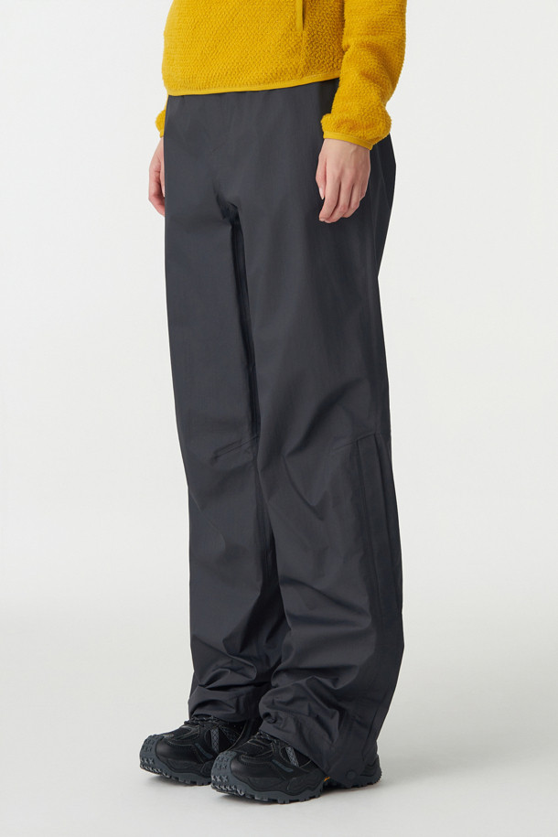 남녀공용 3L 방수 팬츠는 하이킹, 설산 산행과 같은 겨울철 야외 활동에 적합한 방수 팬츠입니다. 100% 나일론 소재로 제작되었으며, 레귤러핏으로 편안한 착용감을 제공합니다. 방수, 방풍, 발수, 경량 기능은 물론, 전체 심실링 작업, 앞중심 지퍼, 종아리 하단 지퍼, 밑단 스트링, 패커블 디자인, 압축 가능과 같은 다양한 특징을 갖추고 있어 활용도가 높습니다. 등산룩, 캠핑룩, 고프코어, 미니멀, 캐주얼 스타일을 즐겨 입는 분들께 추천합니다.
