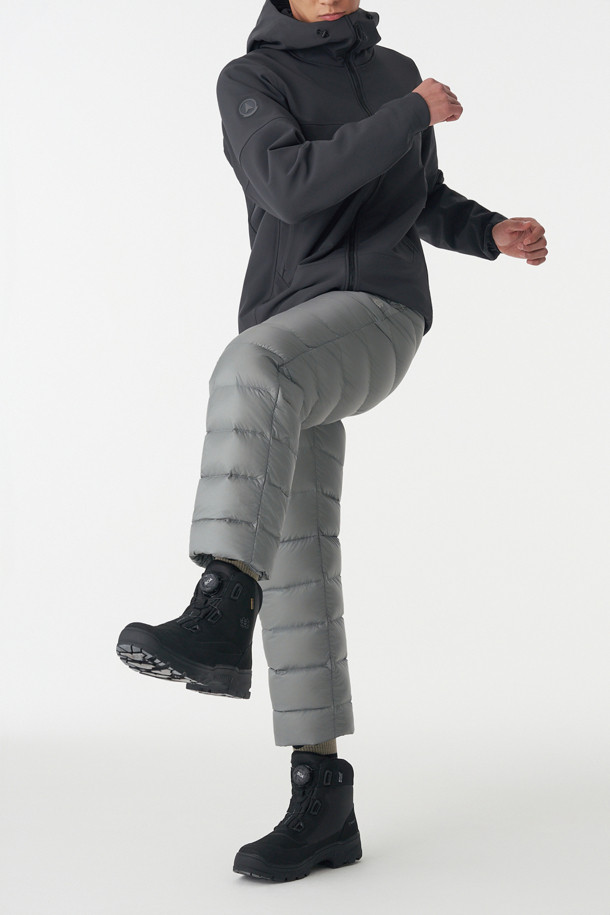 남성 BPL 다운 팬츠는 하이킹, 백패킹과 같은 아웃도어 활동에 최적화된 겨울용 다운 팬츠입니다. 퍼텍스 퀀텀 소재를 사용하여 방풍, 발수, 투습 기능을 갖추었으며, 경량성을 더해 활동성을 높였습니다. 유러피안 구스 다운 90:10, 필파워 800, 알파 다운 안감을 사용하여 뛰어난 보온성을 제공합니다. 루즈핏과 조거핏의 편안한 착용감, 밑단 스냅과 허리 스토퍼로 활동성을 더했으며, 사이드 포켓으로 수납성을 높였습니다. 캠핑룩, 등산룩, 고프코어 및 스포티, 미니멀 스타일을 즐기는 남성에게 적합합니다.
