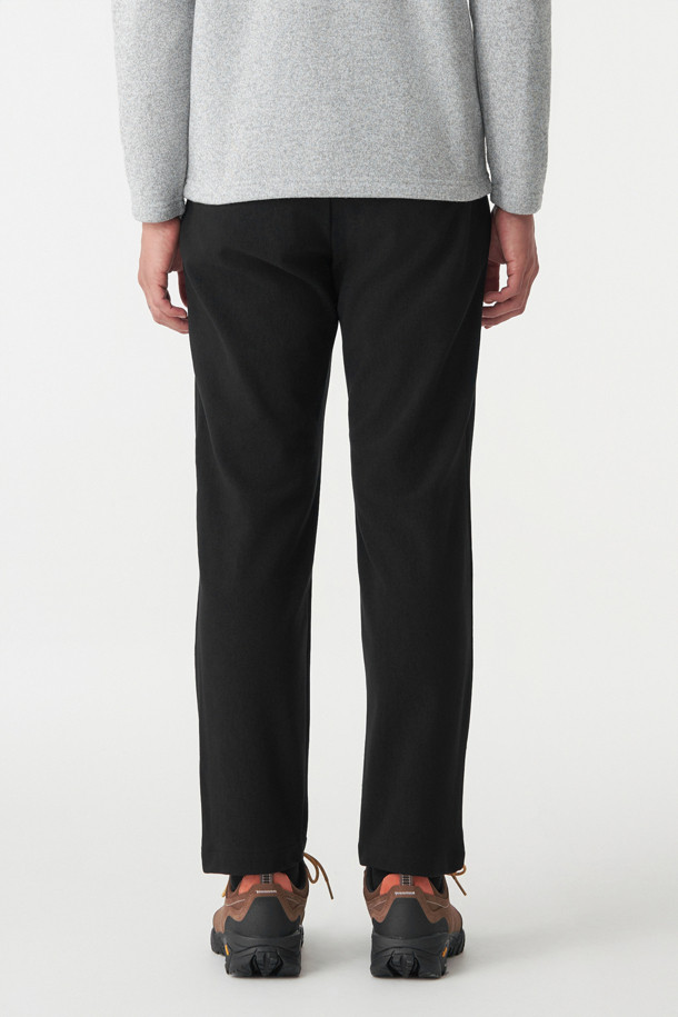 남성 테이퍼드핏 베이직 팬츠는 겨울철 등산 및 일상생활에서 활용하기 좋은 남성용 바지입니다. 발수 기능과 신축성을 갖춘 나일론, 폴리에스터 혼방 소재로 제작되어 편안한 착용감을 제공합니다. 무지 디자인에 블랙 컬러로 어떤 스타일에도 잘 어울리며, 테이퍼드핏으로 다리 라인을 깔끔하게 잡아줍니다. 이밴드 허리, 지퍼 포켓, 양옆 핸드 포켓, 뒷면 포켓 등 실용적인 디테일을 더해 활동성을 높였습니다. 미니멀, 클래식, 캐주얼 등 다양한 스타일을 연출할 수 있어 등산룩, 캠핑룩, 출근룩에 모두 활용 가능합니다.
