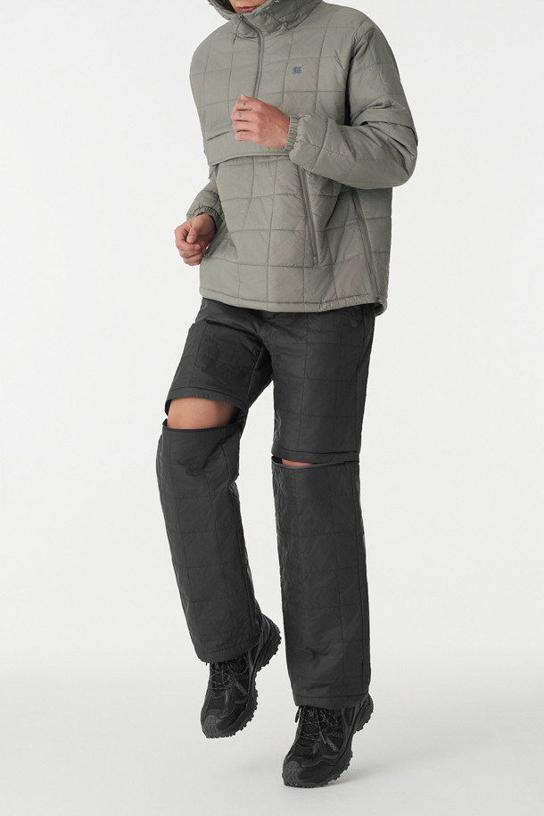 남성용 키퍼 디테쳐블 패딩 팬츠는 겨울철 등산 및 아웃도어 활동에 최적화된 방한 바지입니다. 발수, 방풍 기능을 갖춘 나일론 소재로 제작되었으며, 프리마로프트 블랙 안감을 사용하여 보온성을 높였습니다. 지퍼 탈착 방식으로 반바지 변형이 가능하여, 날씨 변화에 유연하게 대처할 수 있습니다. 레귤러핏으로 편안한 착용감을 제공하며, 밑단 스트링과 지퍼 포켓 디테일로 실용성을 더했습니다. 스포티, 고프코어, 미니멀 스타일을 모두 소화할 수 있는 디자인으로 등산룩, 캠핑룩에 잘 어울립니다.
