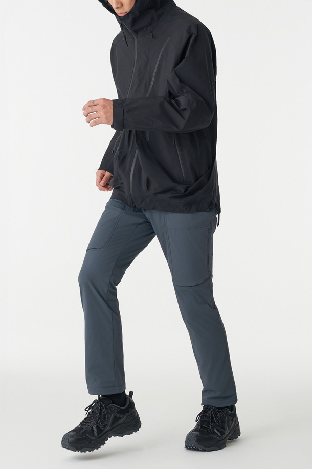 남성 레귤러핏 디본딩 퍼티그 팬츠는 등산, 아웃도어, 일상생활에서 활용하기 좋은 겨울용 긴바지입니다. 나일론과 폴리우레탄 혼방 소재로 제작되어 부드러운 촉감과 우수한 신축성을 제공하며, 기모 안감으로 보온성을 높였습니다. 스포티한 스타일의 무지 디자인으로, 디본딩 구조와 레귤러핏이 편안한 착용감을 선사합니다. 허리 조절 끈, 앞주머니, 지퍼 포켓, 밑단 스냅 단추 및 조절 끈 등 다양한 기능성 디테일을 갖추어 등산룩, 캠핑룩, 여행룩 등 다양한 TPO에 활용 가능합니다.
