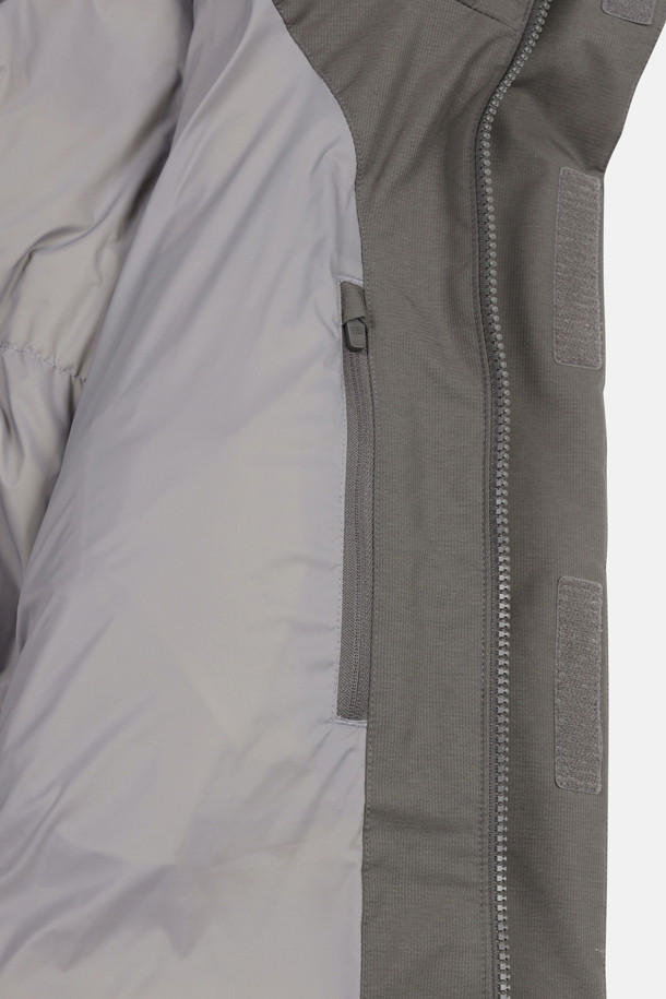 남성 헤비다운은 혹한의 추위에도 끄떡없는 보온성을 제공하는 남성용 아우터입니다. 방풍, 방수, 투습 기능과 부드러운 촉감의 기모 안감으로 쾌적한 착용감을 선사하며, 리사이클 다운 충전재로 환경까지 생각했습니다. 릴랙스핏 디자인과 후드 탈부착, 핏 조절 기능으로 등산룩, 캠핑룩 등 다양한 TPO에 활용 가능하며 스포티, 고프코어, 미니멀 스타일 연출에도 적합합니다. 폴리에스터, 나일론, 고어텍스 소재를 사용하여 내구성을 높였습니다.
