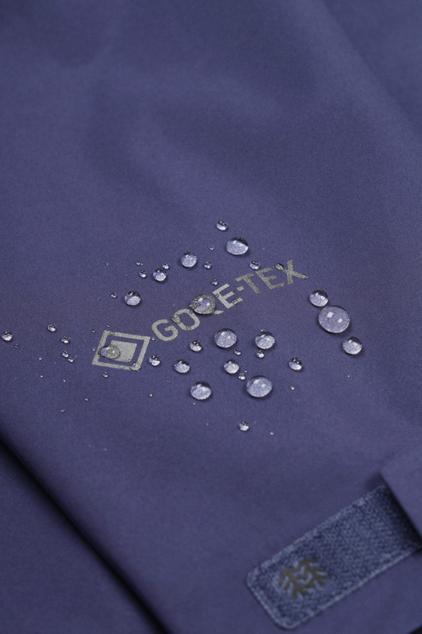 남성 고어텍스 2L 방수 재킷은 가을, 겨울철 하이킹, 여행, 캠핑 등 다양한 활동에 적합한 방수 재킷입니다. 네이비 컬러의 무지 디자인으로 스포티하고 미니멀한 스타일을 연출하며, 레귤러 핏으로 편안하게 착용 가능합니다. 고어텍스 소재를 사용하여 방수 및 투습 기능이 뛰어나 쾌적함을 유지하며, 후드 탈부착, 사이즈 조절 스트링, 밑단 스트링, 가슴 및 사이드 포켓 등 다양한 기능과 디테일로 실용성을 더했습니다. 얇은 두께감으로 활동성을 높였으며, 긴 소매 기장과 지퍼형 여밈 방식으로 간편하게 착용할 수 있습니다.
