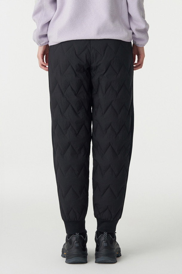 겨울철 하이킹, 캠핑 등 아웃도어 활동은 물론, 일상에서도 따뜻하고 스타일리시하게 착용 가능한 여성 튜브 다운 조거핏 팬츠입니다. RDS 리사이클 구스 다운 충전재를 사용하여 보온성과 경량성을 동시에 잡았으며, 튜브다운 구조로 다운의 뭉침을 방지해 더욱 쾌적하게 활동할 수 있습니다. 허리 스트링으로 사이즈 조절이 용이하며, 발목 밴딩 디테일이 조거핏을 더욱 돋보이게 합니다. 스포티, 캐주얼, 미니멀 스타일을 모두 소화하며, 어떤 상의와도 훌륭한 조화를 이룹니다. 블랙 컬러의 두꺼운 나일론 소재로 제작되어 겨울철 추위에도 끄떡없는 따뜻함을 선사합니다.
