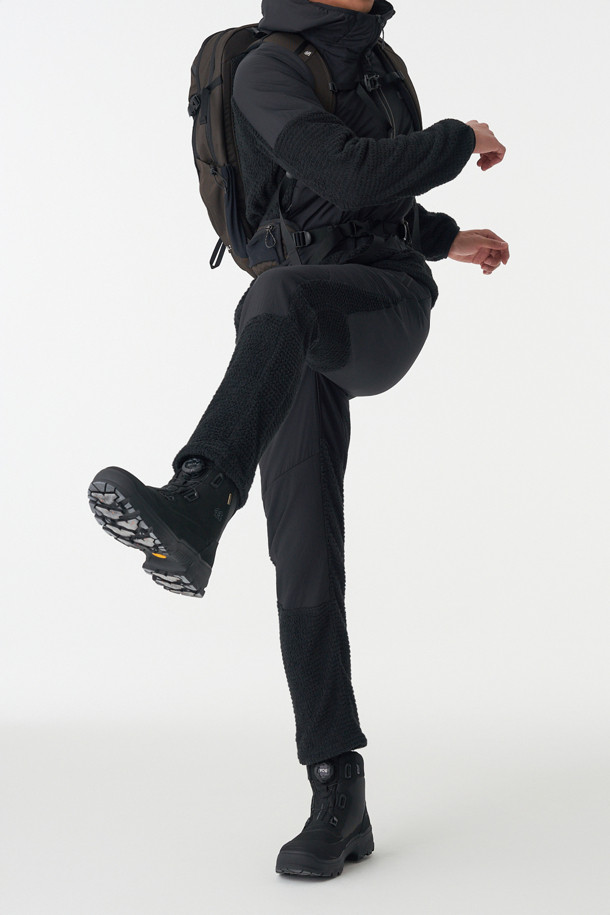 남성 폴라텍 알파 다이렉트 (Polartec Alpha Direct) BPL 팬츠는 하이킹과 백패킹에 적합한 남성용 등산 팬츠입니다. 블랙 컬러에 루즈핏으로 제작되었으며, 겨울철 보온성을 책임지는 두꺼운 두께감의 폴리에스터 소재를 사용했습니다. 내부에는 폴라텍 알파 다이렉트 120 안감을 적용하여 보온성과 통기성을 동시에 갖췄습니다. YKK 지퍼 사이드 포켓, 허리 안쪽 엘라스틱 밴드 및 스트링, 밑단 원단 보강 등의 디테일로 기능성을 높였으며, 스포티, 고프코어, 미니멀 스타일을 연출하기 좋습니다.
