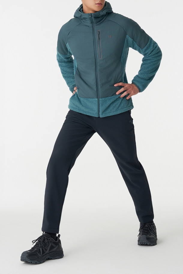 겨울철 하이킹을 위한 남성 윈드스토퍼 본딩 레귤러핏 팬츠입니다. 방풍, 보온, 발수, 투습 기능으로 쾌적한 착용감을 제공하며, 기모 안감으로 보온성을 높였습니다. 넉넉한 레귤러핏에 벨트 탈부착이 가능하며, 4개의 지퍼 포켓으로 수납성을 더했습니다. 3M 리플렉티브 프린트와 본딩 처리로 기능성과 스타일을 동시에 잡았으며, 등산룩, 캠핑룩, 고프코어 및 미니멀, 클래식 스타일 연출에 적합합니다.
