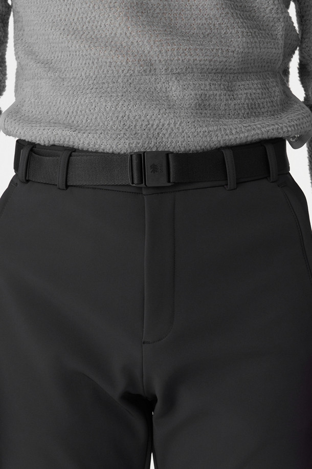 남성 노턱 스탠다드 본딩 슬림핏 팬츠는 겨울철 하이킹 및 캠핑룩에 적합한 스포티하고 미니멀한 스타일의 긴 기장 바지입니다. 발수 기능과 보온성을 갖춘 두꺼운 두께의 나일론, 폴리우레탄 혼방 소재로 제작되었으며, 기모 안감 처리가 되어 한겨울에도 따뜻하게 착용할 수 있습니다. 슬림핏 디자인에 노턱 디테일로 깔끔한 핏을 연출하며, 신축성이 뛰어나 활동성을 높였습니다. 탈부착 벨트와 4개의 지퍼 포켓이 있어 실용성을 더했습니다.
