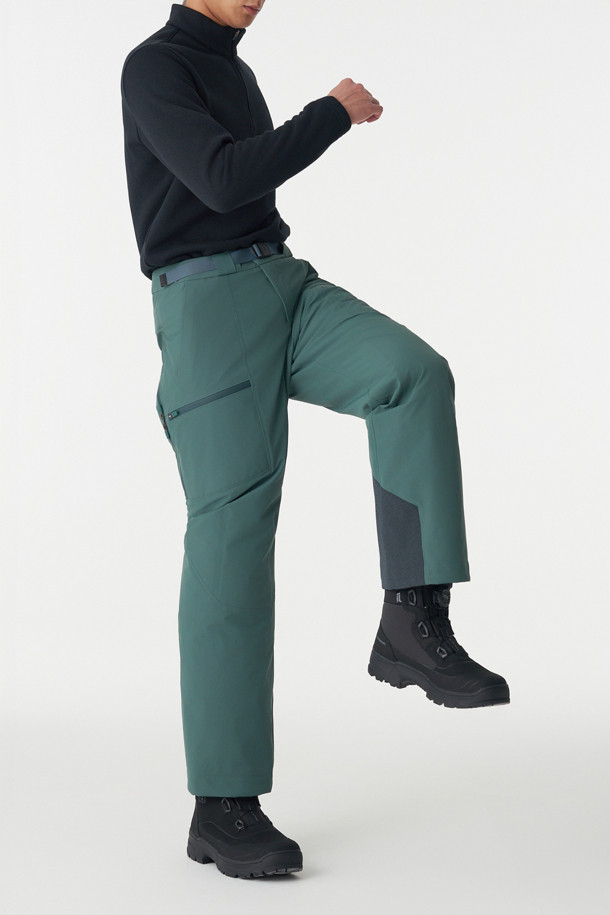 남성 스노우 방수 팬츠는 하이킹과 스노우스포츠에 적합한 겨울용 긴 바지입니다. 3L 방수 원단과 심실링 처리, 발수 기능으로 눈, 비로부터 완벽하게 보호하며, 방풍 및 보온 기능으로 쾌적한 활동을 보장합니다. 루즈핏으로 편안한 착용감을 제공하며, 무릎 부분 입체 절개와 종아리 부분 지퍼 디테일로 활동성을 높였습니다. 허리 이밴드와 스트링, 스노우 스커트, 반자동 지퍼풀러 등 다양한 기능성 디테일이 돋보이는 스포티한 디자인의 제품입니다. 등산룩, 캠핑룩, 휴가룩 등 다양한 TPO에 활용 가능하며, 고프코어, 스포티, 워크웨어 스타일을 연출할 수 있습니다.
