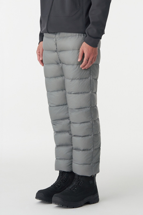 남성 BPL 다운 팬츠는 하이킹, 백패킹과 같은 아웃도어 활동에 최적화된 겨울용 다운 팬츠입니다. 퍼텍스 퀀텀 소재를 사용하여 방풍, 발수, 투습 기능을 갖추었으며, 경량성을 더해 활동성을 높였습니다. 유러피안 구스 다운 90:10, 필파워 800, 알파 다운 안감을 사용하여 뛰어난 보온성을 제공합니다. 루즈핏과 조거핏의 편안한 착용감, 밑단 스냅과 허리 스토퍼로 활동성을 더했으며, 사이드 포켓으로 수납성을 높였습니다. 캠핑룩, 등산룩, 고프코어 및 스포티, 미니멀 스타일을 즐기는 남성에게 적합합니다.
