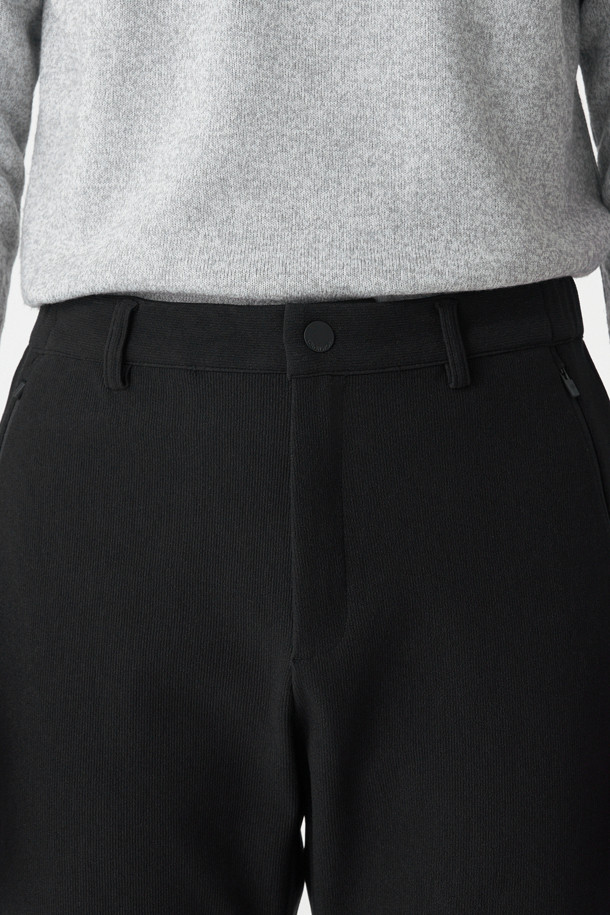 남성 테이퍼드핏 베이직 팬츠는 겨울철 등산 및 일상생활에서 활용하기 좋은 남성용 바지입니다. 발수 기능과 신축성을 갖춘 나일론, 폴리에스터 혼방 소재로 제작되어 편안한 착용감을 제공합니다. 무지 디자인에 블랙 컬러로 어떤 스타일에도 잘 어울리며, 테이퍼드핏으로 다리 라인을 깔끔하게 잡아줍니다. 이밴드 허리, 지퍼 포켓, 양옆 핸드 포켓, 뒷면 포켓 등 실용적인 디테일을 더해 활동성을 높였습니다. 미니멀, 클래식, 캐주얼 등 다양한 스타일을 연출할 수 있어 등산룩, 캠핑룩, 출근룩에 모두 활용 가능합니다.
