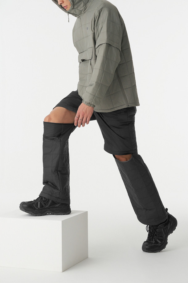 남성용 키퍼 디테쳐블 패딩 팬츠는 겨울철 등산 및 아웃도어 활동에 최적화된 방한 바지입니다. 발수, 방풍 기능을 갖춘 나일론 소재로 제작되었으며, 프리마로프트 블랙 안감을 사용하여 보온성을 높였습니다. 지퍼 탈착 방식으로 반바지 변형이 가능하여, 날씨 변화에 유연하게 대처할 수 있습니다. 레귤러핏으로 편안한 착용감을 제공하며, 밑단 스트링과 지퍼 포켓 디테일로 실용성을 더했습니다. 스포티, 고프코어, 미니멀 스타일을 모두 소화할 수 있는 디자인으로 등산룩, 캠핑룩에 잘 어울립니다.
