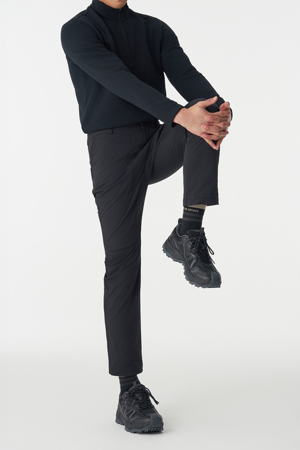 남성 레귤러핏 디본딩 퍼티그 팬츠는 겨울철 등산, 아웃도어 활동, 그리고 일상생활에서 폭넓게 활용 가능한 남성용 바지입니다. 블랙 컬러의 무지 디자인에, 두꺼운 두께감과 부드러운 촉감의 기모 안감을 더해 보온성을 높였습니다. 디본딩 구조로 제작되었으며, 허리 조절 끈과 밑단 스냅 단추, 그리고 밑단 조절 끈이 있어 활동성과 편안함을 동시에 제공합니다. 스포티, 미니멀, 워크웨어 스타일을 즐겨 입는 분들에게 적합하며, 등산룩, 캠핑룩, 출근룩 등 다양한 TPO에 매치할 수 있습니다. 신축성이 뛰어나 활동량이 많은 날에도 편안하게 착용할 수 있습니다.
