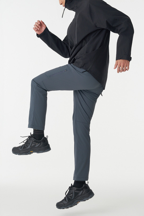 남성 레귤러핏 디본딩 퍼티그 팬츠는 등산, 아웃도어, 일상생활에서 활용하기 좋은 겨울용 긴바지입니다. 나일론과 폴리우레탄 혼방 소재로 제작되어 부드러운 촉감과 우수한 신축성을 제공하며, 기모 안감으로 보온성을 높였습니다. 스포티한 스타일의 무지 디자인으로, 디본딩 구조와 레귤러핏이 편안한 착용감을 선사합니다. 허리 조절 끈, 앞주머니, 지퍼 포켓, 밑단 스냅 단추 및 조절 끈 등 다양한 기능성 디테일을 갖추어 등산룩, 캠핑룩, 여행룩 등 다양한 TPO에 활용 가능합니다.
