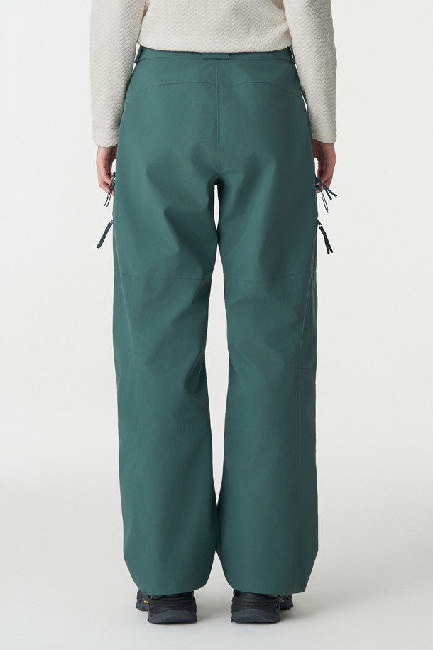 겨울 하이킹, 캠핑 등 아웃도어 활동에 적합한 여성 방수 팬츠입니다. 그린 컬러의 무지 디자인으로 스포티, 고프코어, 미니멀 스타일을 연출할 수 있습니다. 3L 방수 원단에 전체 심실링 마감 처리하여 뛰어난 방수, 방풍, 발수 기능을 제공합니다. 무릎 입체 절개 패턴과 허리 이밴드 및 스트링으로 편안한 착용감을 선사하며, 허벅지와 종아리 지퍼 디테일로 활동성을 높였습니다. 레귤러핏의 긴 기장으로 겨울철 보온성을 유지하며, 밴딩 처리로 활동성을 더했습니다.
