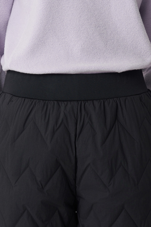 겨울철 하이킹, 캠핑 등 아웃도어 활동은 물론, 일상에서도 따뜻하고 스타일리시하게 착용 가능한 여성 튜브 다운 조거핏 팬츠입니다. RDS 리사이클 구스 다운 충전재를 사용하여 보온성과 경량성을 동시에 잡았으며, 튜브다운 구조로 다운의 뭉침을 방지해 더욱 쾌적하게 활동할 수 있습니다. 허리 스트링으로 사이즈 조절이 용이하며, 발목 밴딩 디테일이 조거핏을 더욱 돋보이게 합니다. 스포티, 캐주얼, 미니멀 스타일을 모두 소화하며, 어떤 상의와도 훌륭한 조화를 이룹니다. 블랙 컬러의 두꺼운 나일론 소재로 제작되어 겨울철 추위에도 끄떡없는 따뜻함을 선사합니다.
