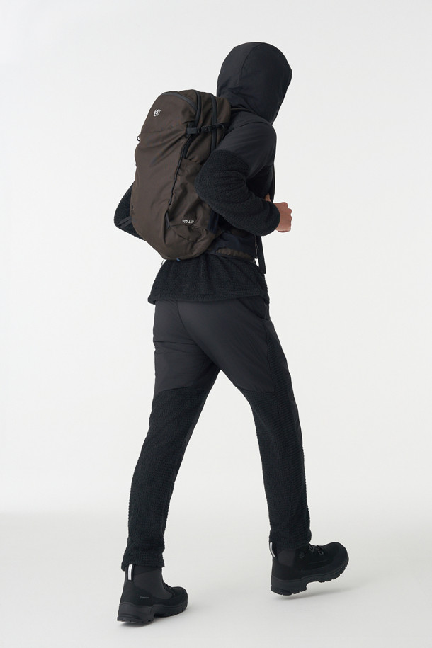 남성 폴라텍 알파 다이렉트 (Polartec Alpha Direct) BPL 팬츠는 하이킹과 백패킹에 적합한 남성용 등산 팬츠입니다. 블랙 컬러에 루즈핏으로 제작되었으며, 겨울철 보온성을 책임지는 두꺼운 두께감의 폴리에스터 소재를 사용했습니다. 내부에는 폴라텍 알파 다이렉트 120 안감을 적용하여 보온성과 통기성을 동시에 갖췄습니다. YKK 지퍼 사이드 포켓, 허리 안쪽 엘라스틱 밴드 및 스트링, 밑단 원단 보강 등의 디테일로 기능성을 높였으며, 스포티, 고프코어, 미니멀 스타일을 연출하기 좋습니다.
