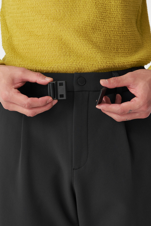 남성 윈드스토퍼 본딩 레귤러핏 팬츠는 겨울철 하이킹 및 캠핑 등 야외 활동에 적합한 방풍, 보온, 발수, 투습 기능을 갖춘 남성용 바지입니다. 윈드스토퍼 소재와 기모 안감, 두꺼운 두께로 뛰어난 보온성을 제공하며, 레귤러핏으로 편안한 착용감을 선사합니다. 허리 이밴드와 탈부착 벨트, 4개의 지퍼 포켓, 3M 리플렉티브 프린트, 본딩 처리 등 다양한 기능과 디테일로 활동성과 스타일을 동시에 만족시킵니다. 스포티, 고프코어, 미니멀 스타일의 등산룩, 캠핑룩을 연출하기 좋습니다. 블랙 색상으로 어떤 상의에도 잘 어울립니다.
