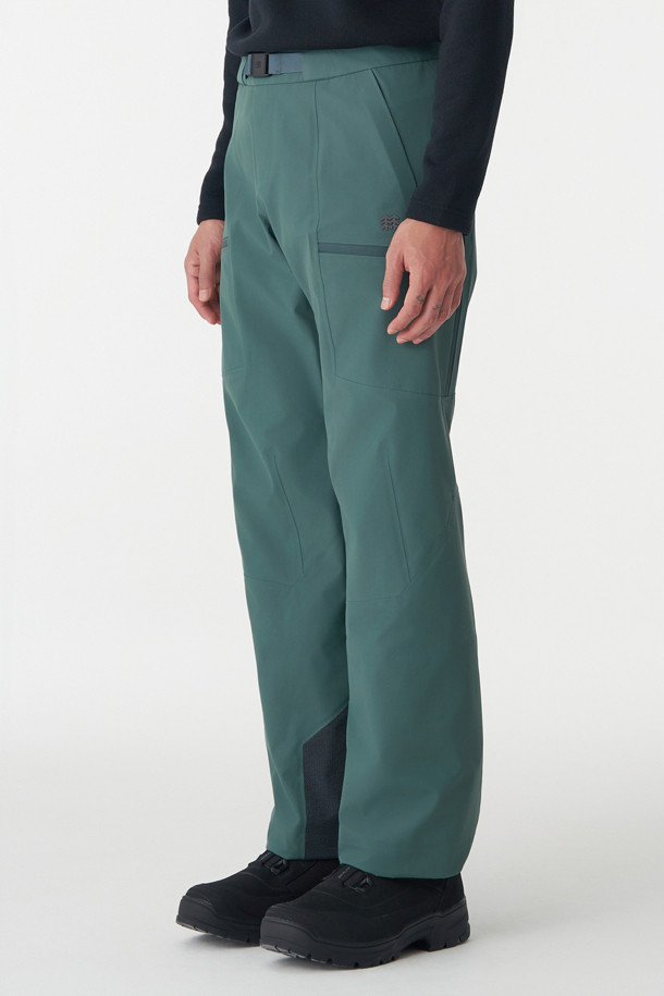 남성 스노우 방수 팬츠는 하이킹과 스노우스포츠에 적합한 겨울용 긴 바지입니다. 3L 방수 원단과 심실링 처리, 발수 기능으로 눈, 비로부터 완벽하게 보호하며, 방풍 및 보온 기능으로 쾌적한 활동을 보장합니다. 루즈핏으로 편안한 착용감을 제공하며, 무릎 부분 입체 절개와 종아리 부분 지퍼 디테일로 활동성을 높였습니다. 허리 이밴드와 스트링, 스노우 스커트, 반자동 지퍼풀러 등 다양한 기능성 디테일이 돋보이는 스포티한 디자인의 제품입니다. 등산룩, 캠핑룩, 휴가룩 등 다양한 TPO에 활용 가능하며, 고프코어, 스포티, 워크웨어 스타일을 연출할 수 있습니다.
