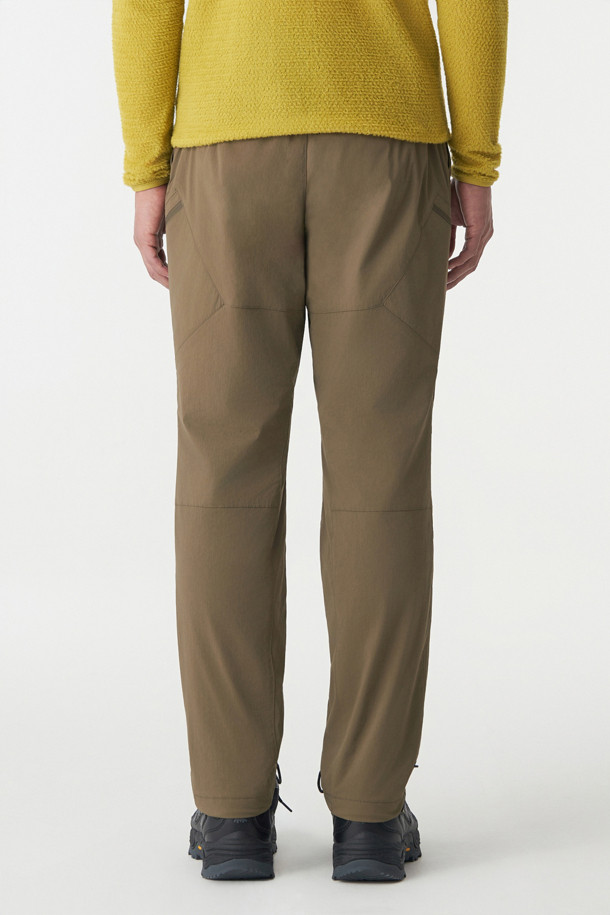 겨울철 아웃도어 활동에 최적화된 남성 패딩 팬츠입니다. 방수, 보온, 발수 기능으로 쾌적한 착용감을 제공하며, 신슐레이트 충전재를 사용하여 뛰어난 보온성을 자랑합니다. 카고 포켓과 무릎 절개 디테일이 돋보이며, 레귤러핏 디자인으로 편안한 활동성을 보장합니다. 등산룩, 캠핑룩, 고프코어 및 캐주얼, 워크웨어 스타일을 즐기는 남성분들께 추천합니다. 카키 컬러의 무지 디자인으로 어떤 상의와도 쉽게 매치할 수 있습니다.
