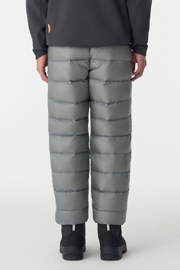 남성 BPL 다운 팬츠는 하이킹, 백패킹과 같은 아웃도어 활동에 최적화된 겨울용 다운 팬츠입니다. 퍼텍스 퀀텀 소재를 사용하여 방풍, 발수, 투습 기능을 갖추었으며, 경량성을 더해 활동성을 높였습니다. 유러피안 구스 다운 90:10, 필파워 800, 알파 다운 안감을 사용하여 뛰어난 보온성을 제공합니다. 루즈핏과 조거핏의 편안한 착용감, 밑단 스냅과 허리 스토퍼로 활동성을 더했으며, 사이드 포켓으로 수납성을 높였습니다. 캠핑룩, 등산룩, 고프코어 및 스포티, 미니멀 스타일을 즐기는 남성에게 적합합니다.
