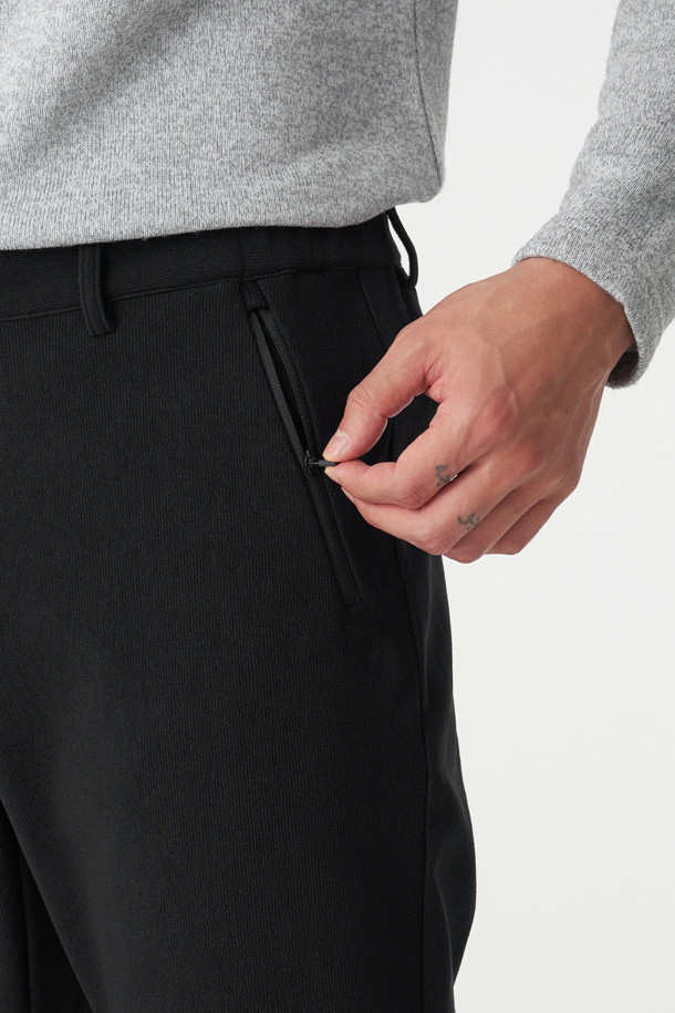 남성 테이퍼드핏 베이직 팬츠는 겨울철 등산 및 일상생활에서 활용하기 좋은 남성용 바지입니다. 발수 기능과 신축성을 갖춘 나일론, 폴리에스터 혼방 소재로 제작되어 편안한 착용감을 제공합니다. 무지 디자인에 블랙 컬러로 어떤 스타일에도 잘 어울리며, 테이퍼드핏으로 다리 라인을 깔끔하게 잡아줍니다. 이밴드 허리, 지퍼 포켓, 양옆 핸드 포켓, 뒷면 포켓 등 실용적인 디테일을 더해 활동성을 높였습니다. 미니멀, 클래식, 캐주얼 등 다양한 스타일을 연출할 수 있어 등산룩, 캠핑룩, 출근룩에 모두 활용 가능합니다.
