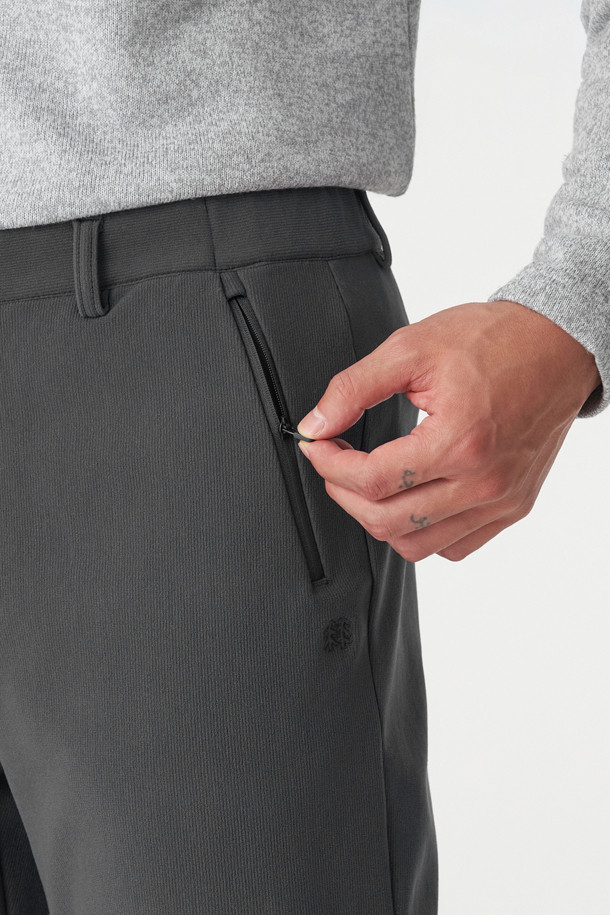 남성 테이퍼드핏 베이직 팬츠는 겨울철 등산 및 아웃도어 활동에 적합한 남성용 바지입니다. 발수 기능과 신축성을 갖춘 나일론, 폴리에스터 혼방 소재로 제작되어 활동성을 높였습니다. 베이직한 디자인에 테이퍼드핏으로 세련된 핏을 연출하며, 지퍼 포켓, 양옆 핸드 포켓, 뒷면 포켓 등 실용적인 수납 공간을 제공합니다. 등산룩, 캠핑룩, 여행룩 등 다양한 TPO에 캐주얼, 미니멀, 고프코어 스타일로 활용하기 좋습니다. 이밴드 허리 밴딩으로 편안한 착용감을 선사합니다.
