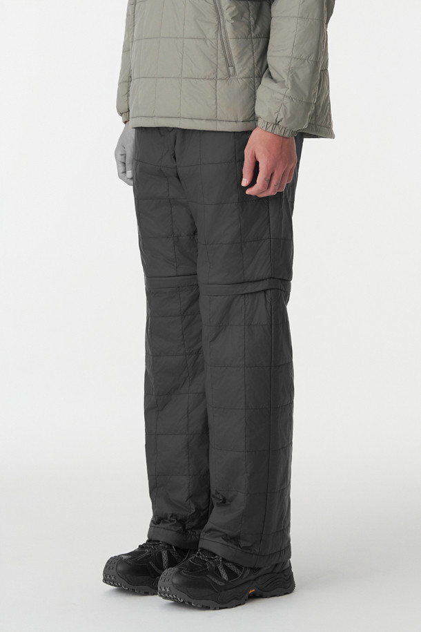 남성용 키퍼 디테쳐블 패딩 팬츠는 겨울철 등산 및 아웃도어 활동에 최적화된 방한 바지입니다. 발수, 방풍 기능을 갖춘 나일론 소재로 제작되었으며, 프리마로프트 블랙 안감을 사용하여 보온성을 높였습니다. 지퍼 탈착 방식으로 반바지 변형이 가능하여, 날씨 변화에 유연하게 대처할 수 있습니다. 레귤러핏으로 편안한 착용감을 제공하며, 밑단 스트링과 지퍼 포켓 디테일로 실용성을 더했습니다. 스포티, 고프코어, 미니멀 스타일을 모두 소화할 수 있는 디자인으로 등산룩, 캠핑룩에 잘 어울립니다.
