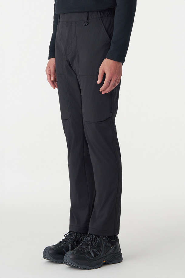 남성 레귤러핏 디본딩 퍼티그 팬츠는 겨울철 등산, 아웃도어 활동, 그리고 일상생활에서 폭넓게 활용 가능한 남성용 바지입니다. 블랙 컬러의 무지 디자인에, 두꺼운 두께감과 부드러운 촉감의 기모 안감을 더해 보온성을 높였습니다. 디본딩 구조로 제작되었으며, 허리 조절 끈과 밑단 스냅 단추, 그리고 밑단 조절 끈이 있어 활동성과 편안함을 동시에 제공합니다. 스포티, 미니멀, 워크웨어 스타일을 즐겨 입는 분들에게 적합하며, 등산룩, 캠핑룩, 출근룩 등 다양한 TPO에 매치할 수 있습니다. 신축성이 뛰어나 활동량이 많은 날에도 편안하게 착용할 수 있습니다.
