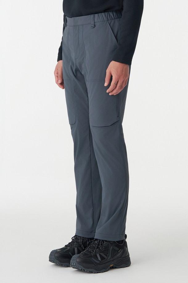 남성 레귤러핏 디본딩 퍼티그 팬츠는 등산, 아웃도어, 일상생활에서 활용하기 좋은 겨울용 긴바지입니다. 나일론과 폴리우레탄 혼방 소재로 제작되어 부드러운 촉감과 우수한 신축성을 제공하며, 기모 안감으로 보온성을 높였습니다. 스포티한 스타일의 무지 디자인으로, 디본딩 구조와 레귤러핏이 편안한 착용감을 선사합니다. 허리 조절 끈, 앞주머니, 지퍼 포켓, 밑단 스냅 단추 및 조절 끈 등 다양한 기능성 디테일을 갖추어 등산룩, 캠핑룩, 여행룩 등 다양한 TPO에 활용 가능합니다.
