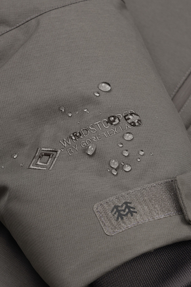 남성 헤비다운은 혹한의 추위에도 끄떡없는 보온성을 제공하는 남성용 아우터입니다. 방풍, 방수, 투습 기능과 부드러운 촉감의 기모 안감으로 쾌적한 착용감을 선사하며, 리사이클 다운 충전재로 환경까지 생각했습니다. 릴랙스핏 디자인과 후드 탈부착, 핏 조절 기능으로 등산룩, 캠핑룩 등 다양한 TPO에 활용 가능하며 스포티, 고프코어, 미니멀 스타일 연출에도 적합합니다. 폴리에스터, 나일론, 고어텍스 소재를 사용하여 내구성을 높였습니다.
