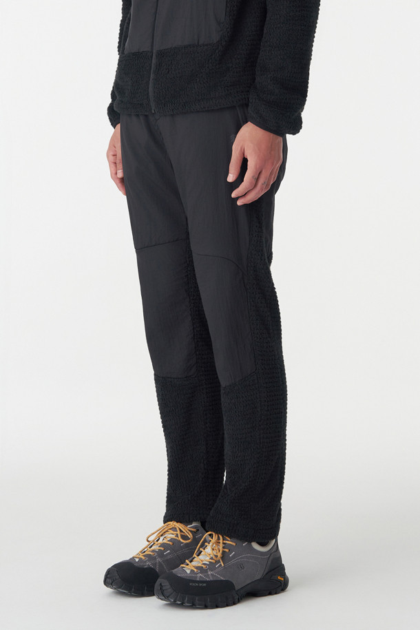 남성 폴라텍 알파 다이렉트 (Polartec Alpha Direct) BPL 팬츠는 하이킹과 백패킹에 적합한 남성용 등산 팬츠입니다. 블랙 컬러에 루즈핏으로 제작되었으며, 겨울철 보온성을 책임지는 두꺼운 두께감의 폴리에스터 소재를 사용했습니다. 내부에는 폴라텍 알파 다이렉트 120 안감을 적용하여 보온성과 통기성을 동시에 갖췄습니다. YKK 지퍼 사이드 포켓, 허리 안쪽 엘라스틱 밴드 및 스트링, 밑단 원단 보강 등의 디테일로 기능성을 높였으며, 스포티, 고프코어, 미니멀 스타일을 연출하기 좋습니다.
