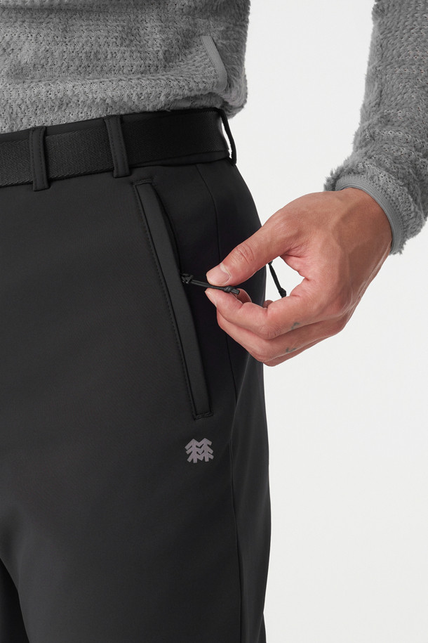 남성 노턱 스탠다드 본딩 슬림핏 팬츠는 겨울철 하이킹 및 캠핑룩에 적합한 스포티하고 미니멀한 스타일의 긴 기장 바지입니다. 발수 기능과 보온성을 갖춘 두꺼운 두께의 나일론, 폴리우레탄 혼방 소재로 제작되었으며, 기모 안감 처리가 되어 한겨울에도 따뜻하게 착용할 수 있습니다. 슬림핏 디자인에 노턱 디테일로 깔끔한 핏을 연출하며, 신축성이 뛰어나 활동성을 높였습니다. 탈부착 벨트와 4개의 지퍼 포켓이 있어 실용성을 더했습니다.
