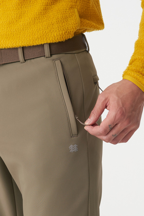 남성 노턱 스탠다드 본딩 슬림핏 팬츠는 겨울철 하이킹 및 캠핑룩에 적합한 기능성 바지입니다. 발수 기능과 보온성을 갖춘 두꺼운 두께의 기모 안감으로 제작되어 추운 날씨에도 따뜻하고 쾌적하게 활동할 수 있습니다. 허리 이밴드와 밴딩 처리로 편안한 착용감을 제공하며, 벨트 탈부착이 가능하여 다양한 스타일을 연출할 수 있습니다. 슬림핏 디자인으로 활동성을 높였으며, 4개의 지퍼 포켓이 있어 소지품 보관에도 용이합니다. 나일론과 폴리우레탄 혼방 소재에 무지 패턴으로 미니멀하고 캐주얼한 고프코어 스타일을 완성합니다.
