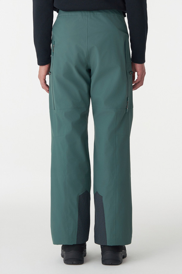 남성 스노우 방수 팬츠는 하이킹과 스노우스포츠에 적합한 겨울용 긴 바지입니다. 3L 방수 원단과 심실링 처리, 발수 기능으로 눈, 비로부터 완벽하게 보호하며, 방풍 및 보온 기능으로 쾌적한 활동을 보장합니다. 루즈핏으로 편안한 착용감을 제공하며, 무릎 부분 입체 절개와 종아리 부분 지퍼 디테일로 활동성을 높였습니다. 허리 이밴드와 스트링, 스노우 스커트, 반자동 지퍼풀러 등 다양한 기능성 디테일이 돋보이는 스포티한 디자인의 제품입니다. 등산룩, 캠핑룩, 휴가룩 등 다양한 TPO에 활용 가능하며, 고프코어, 스포티, 워크웨어 스타일을 연출할 수 있습니다.
