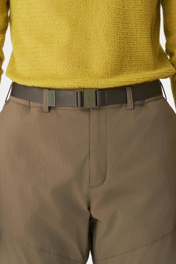 겨울철 아웃도어 활동에 최적화된 남성 패딩 팬츠입니다. 방수, 보온, 발수 기능으로 쾌적한 착용감을 제공하며, 신슐레이트 충전재를 사용하여 뛰어난 보온성을 자랑합니다. 카고 포켓과 무릎 절개 디테일이 돋보이며, 레귤러핏 디자인으로 편안한 활동성을 보장합니다. 등산룩, 캠핑룩, 고프코어 및 캐주얼, 워크웨어 스타일을 즐기는 남성분들께 추천합니다. 카키 컬러의 무지 디자인으로 어떤 상의와도 쉽게 매치할 수 있습니다.
