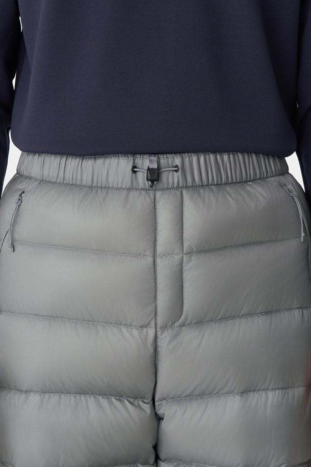 남성 BPL 다운 팬츠는 하이킹, 백패킹과 같은 아웃도어 활동에 최적화된 겨울용 다운 팬츠입니다. 퍼텍스 퀀텀 소재를 사용하여 방풍, 발수, 투습 기능을 갖추었으며, 경량성을 더해 활동성을 높였습니다. 유러피안 구스 다운 90:10, 필파워 800, 알파 다운 안감을 사용하여 뛰어난 보온성을 제공합니다. 루즈핏과 조거핏의 편안한 착용감, 밑단 스냅과 허리 스토퍼로 활동성을 더했으며, 사이드 포켓으로 수납성을 높였습니다. 캠핑룩, 등산룩, 고프코어 및 스포티, 미니멀 스타일을 즐기는 남성에게 적합합니다.
