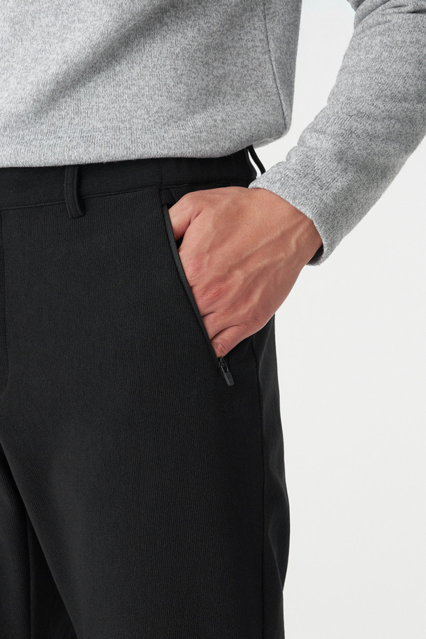 남성 테이퍼드핏 베이직 팬츠는 겨울철 등산 및 일상생활에서 활용하기 좋은 남성용 바지입니다. 발수 기능과 신축성을 갖춘 나일론, 폴리에스터 혼방 소재로 제작되어 편안한 착용감을 제공합니다. 무지 디자인에 블랙 컬러로 어떤 스타일에도 잘 어울리며, 테이퍼드핏으로 다리 라인을 깔끔하게 잡아줍니다. 이밴드 허리, 지퍼 포켓, 양옆 핸드 포켓, 뒷면 포켓 등 실용적인 디테일을 더해 활동성을 높였습니다. 미니멀, 클래식, 캐주얼 등 다양한 스타일을 연출할 수 있어 등산룩, 캠핑룩, 출근룩에 모두 활용 가능합니다.
