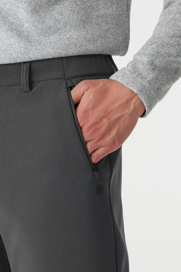 남성 테이퍼드핏 베이직 팬츠는 겨울철 등산 및 아웃도어 활동에 적합한 남성용 바지입니다. 발수 기능과 신축성을 갖춘 나일론, 폴리에스터 혼방 소재로 제작되어 활동성을 높였습니다. 베이직한 디자인에 테이퍼드핏으로 세련된 핏을 연출하며, 지퍼 포켓, 양옆 핸드 포켓, 뒷면 포켓 등 실용적인 수납 공간을 제공합니다. 등산룩, 캠핑룩, 여행룩 등 다양한 TPO에 캐주얼, 미니멀, 고프코어 스타일로 활용하기 좋습니다. 이밴드 허리 밴딩으로 편안한 착용감을 선사합니다.
