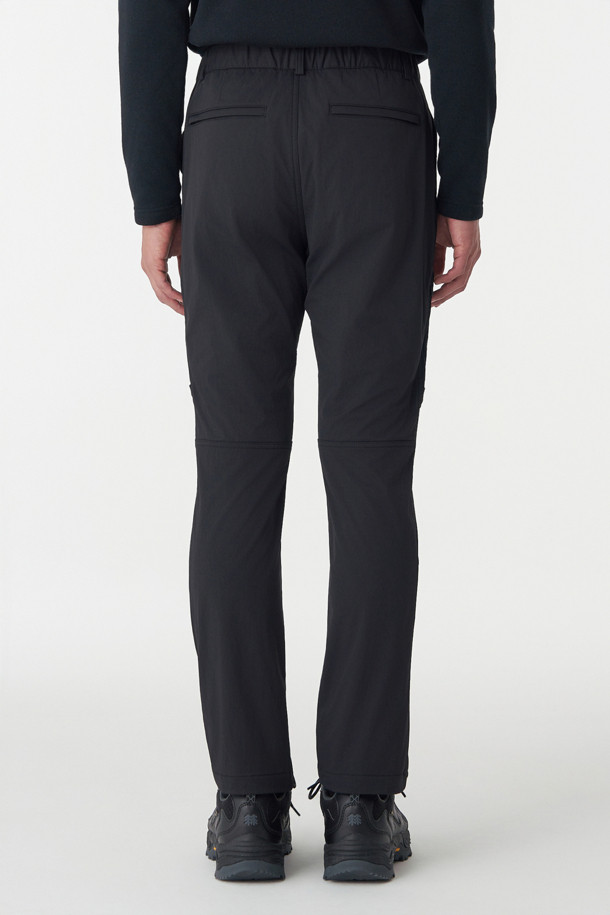 남성 레귤러핏 디본딩 퍼티그 팬츠는 겨울철 등산, 아웃도어 활동, 그리고 일상생활에서 폭넓게 활용 가능한 남성용 바지입니다. 블랙 컬러의 무지 디자인에, 두꺼운 두께감과 부드러운 촉감의 기모 안감을 더해 보온성을 높였습니다. 디본딩 구조로 제작되었으며, 허리 조절 끈과 밑단 스냅 단추, 그리고 밑단 조절 끈이 있어 활동성과 편안함을 동시에 제공합니다. 스포티, 미니멀, 워크웨어 스타일을 즐겨 입는 분들에게 적합하며, 등산룩, 캠핑룩, 출근룩 등 다양한 TPO에 매치할 수 있습니다. 신축성이 뛰어나 활동량이 많은 날에도 편안하게 착용할 수 있습니다.
