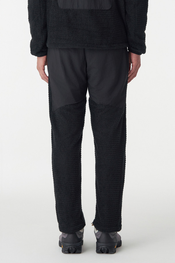 남성 폴라텍 알파 다이렉트 (Polartec Alpha Direct) BPL 팬츠는 하이킹과 백패킹에 적합한 남성용 등산 팬츠입니다. 블랙 컬러에 루즈핏으로 제작되었으며, 겨울철 보온성을 책임지는 두꺼운 두께감의 폴리에스터 소재를 사용했습니다. 내부에는 폴라텍 알파 다이렉트 120 안감을 적용하여 보온성과 통기성을 동시에 갖췄습니다. YKK 지퍼 사이드 포켓, 허리 안쪽 엘라스틱 밴드 및 스트링, 밑단 원단 보강 등의 디테일로 기능성을 높였으며, 스포티, 고프코어, 미니멀 스타일을 연출하기 좋습니다.
