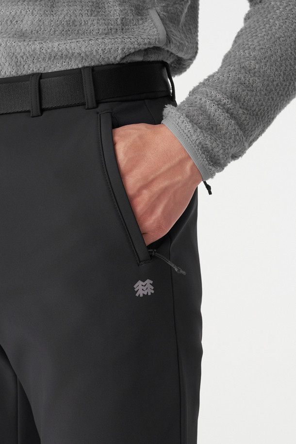 남성 노턱 스탠다드 본딩 슬림핏 팬츠는 겨울철 하이킹 및 캠핑룩에 적합한 스포티하고 미니멀한 스타일의 긴 기장 바지입니다. 발수 기능과 보온성을 갖춘 두꺼운 두께의 나일론, 폴리우레탄 혼방 소재로 제작되었으며, 기모 안감 처리가 되어 한겨울에도 따뜻하게 착용할 수 있습니다. 슬림핏 디자인에 노턱 디테일로 깔끔한 핏을 연출하며, 신축성이 뛰어나 활동성을 높였습니다. 탈부착 벨트와 4개의 지퍼 포켓이 있어 실용성을 더했습니다.
