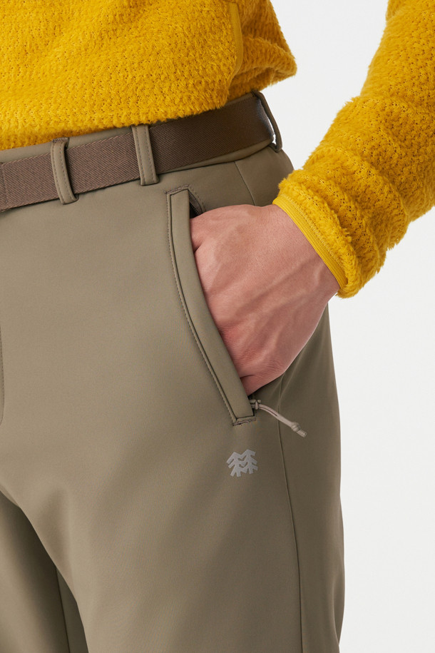 남성 노턱 스탠다드 본딩 슬림핏 팬츠는 겨울철 하이킹 및 캠핑룩에 적합한 기능성 바지입니다. 발수 기능과 보온성을 갖춘 두꺼운 두께의 기모 안감으로 제작되어 추운 날씨에도 따뜻하고 쾌적하게 활동할 수 있습니다. 허리 이밴드와 밴딩 처리로 편안한 착용감을 제공하며, 벨트 탈부착이 가능하여 다양한 스타일을 연출할 수 있습니다. 슬림핏 디자인으로 활동성을 높였으며, 4개의 지퍼 포켓이 있어 소지품 보관에도 용이합니다. 나일론과 폴리우레탄 혼방 소재에 무지 패턴으로 미니멀하고 캐주얼한 고프코어 스타일을 완성합니다.
