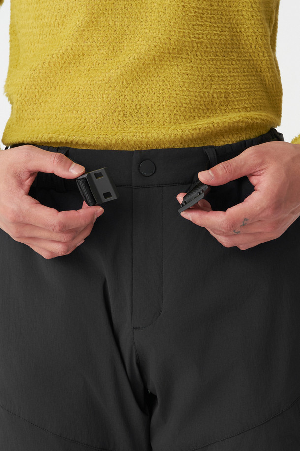 겨울철 야외 활동을 위한 남성용 패딩 팬츠입니다. 블랙 컬러에 긴 기장으로, 하이킹 및 아웃도어 활동에 적합합니다. 방수, 보온, 발수 기능을 갖춰 추운 날씨에도 쾌적함을 유지하며, 신슐레이트 충전재와 다운프루프 안감으로 보온성을 높였습니다. 레귤러핏 디자인에 무릎 절개 디테일과 카고 포켓을 더해 스포티한 스타일을 강조했습니다. 나일론과 폴리우레탄 혼방 소재로 제작되어 활동성과 내구성을 갖춘 패딩 팬츠입니다.
