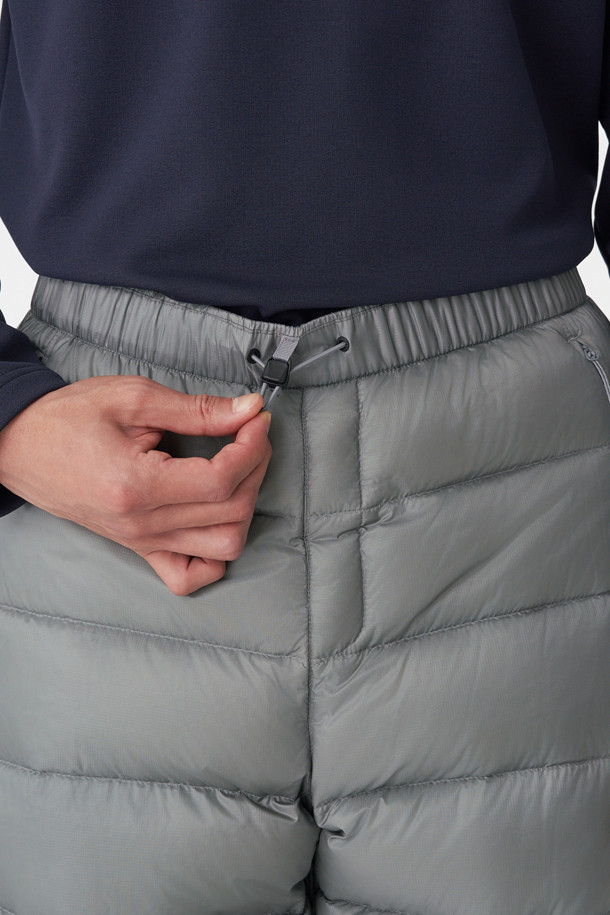 남성 BPL 다운 팬츠는 하이킹, 백패킹과 같은 아웃도어 활동에 최적화된 겨울용 다운 팬츠입니다. 퍼텍스 퀀텀 소재를 사용하여 방풍, 발수, 투습 기능을 갖추었으며, 경량성을 더해 활동성을 높였습니다. 유러피안 구스 다운 90:10, 필파워 800, 알파 다운 안감을 사용하여 뛰어난 보온성을 제공합니다. 루즈핏과 조거핏의 편안한 착용감, 밑단 스냅과 허리 스토퍼로 활동성을 더했으며, 사이드 포켓으로 수납성을 높였습니다. 캠핑룩, 등산룩, 고프코어 및 스포티, 미니멀 스타일을 즐기는 남성에게 적합합니다.
